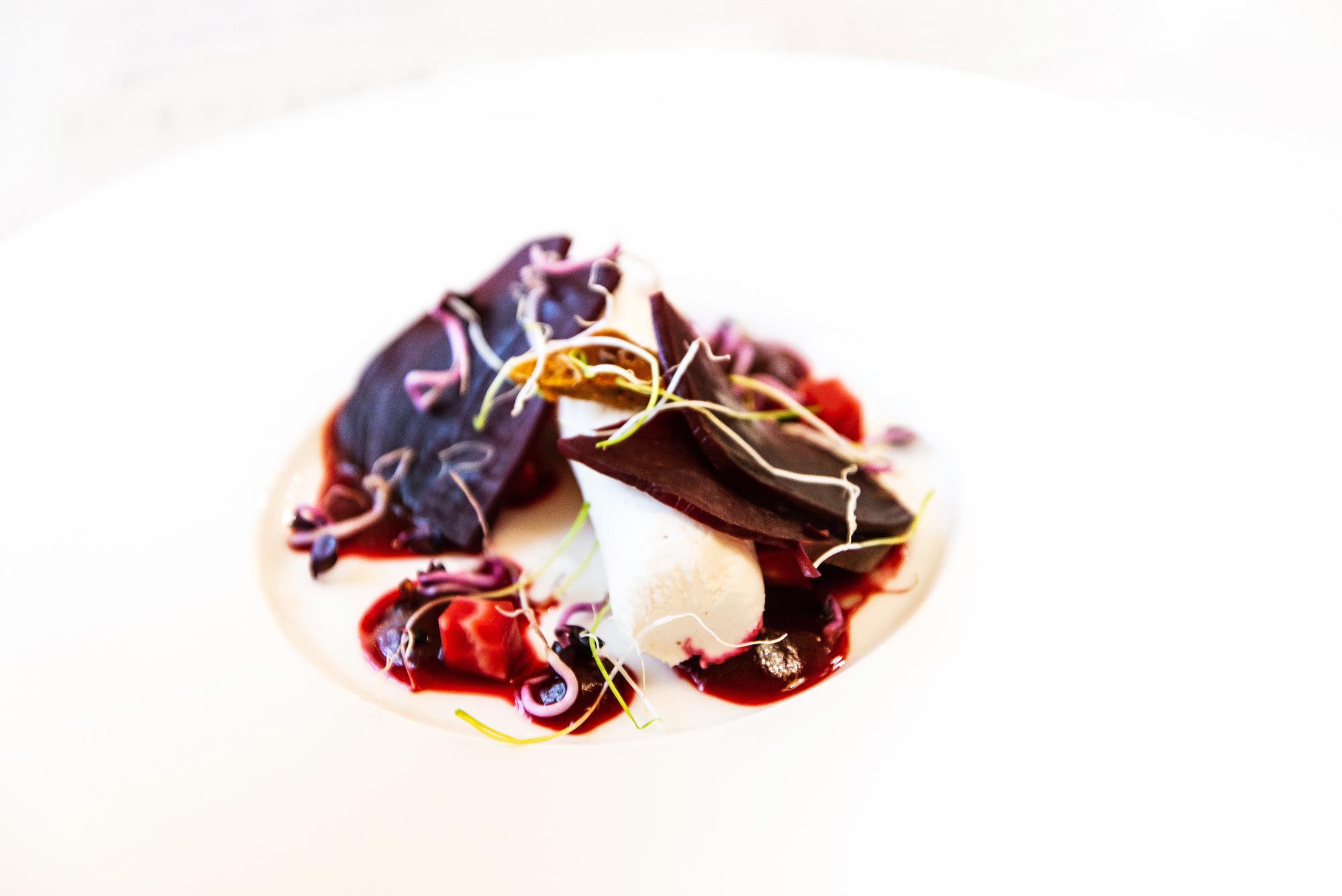platou modern cu ingrediente proaspete și plating creativ